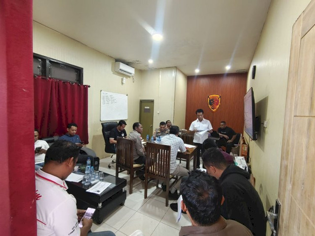Polda NTT saat melakukan gelar perkara dan menetapkan dua tersangka kasus tenggelamnya KM Putri Sakinah di Perairan Pulau PadarLabuan Bajo, Kabupaten Manggarai Barat. Foto: Dok. kumparan