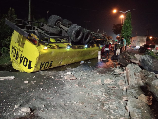 Truk CPO terguling di Deli Serdang, Kamis (8/1). Foto: Dok. Polresta Deli Serdang