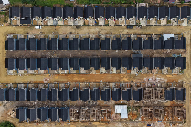 Foto udara proses pembangunan unit rumah subsidi pada salah satu perumahan subsidi di Kecamatan Kambu, Kendari, Sulawesi Tenggara, Jumat (9/1/2026). Foto: ANTARA FOTO/Andry Denisah
