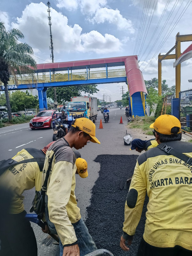 Perbaikan Jalan Berlubang di Jalan Daan Mogot, Jakarta Barat Oleh Dinas Bina Marga Pada Jumat (9/1). Dok. Ryan Iqbal