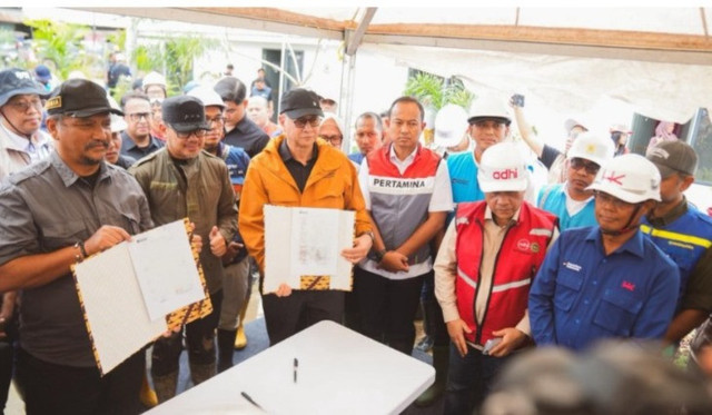 Penyerahan simbolis dokumen serah terima 600 unit Rumah Hunian Danantara dari Danantara Indonesia kepada Pemerintah Kabupaten Aceh Tamiang. Foto: Dok. Hutama Karya