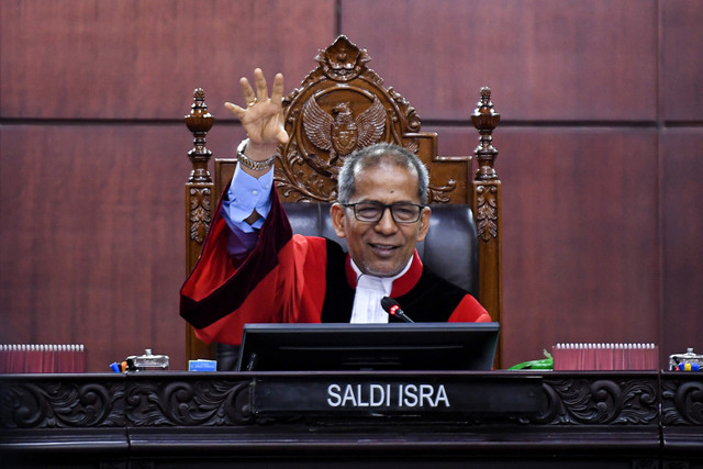 Wakil Ketua MK Saldi Isra memberi penjelasan saat memimpin jalannya sidang di Gedung Mahkamah Konstitusi, Jakarta, Jumat (9/1/2026).  Foto: ANTARA FOTO/Muhammad Adimaja