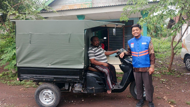Sudibyo, Seorang Ayah Disabilitas yang tetap semangat menghidupi keluarganya walaupun kondisi serba terbatas (Sumber : DT Peduli)