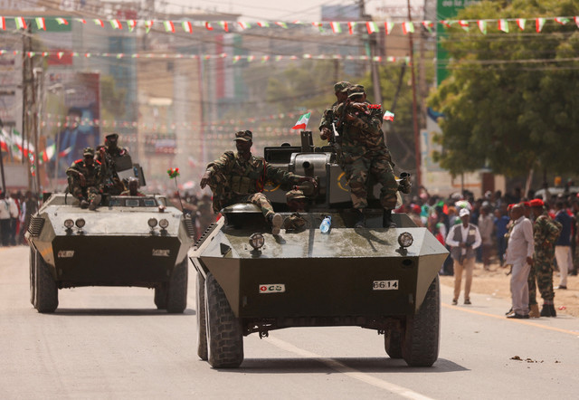Anggota tentara Somaliland berpartisipasi dalam parade untuk merayakan ulang tahun kemerdekaan ke-33 mereka di Hargeisa, Somaliland, 18 Mei 2024. Foto: REUTERS/Tiksa Negeri