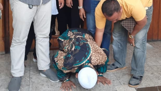 Kakek Masir saat sujud syukur. Dok: kumparan