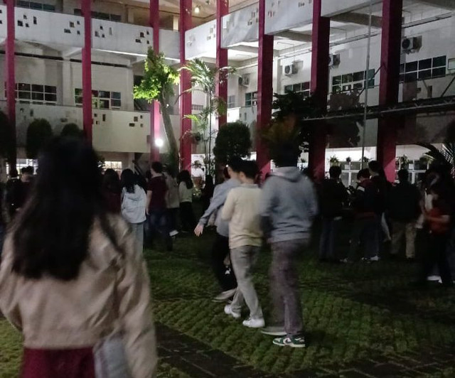 Keadaan pagi hari saat siswa dan siswi SMA Trinitas melakukan persiapan sebelum berangkat. (Foto : Clarence Dione)