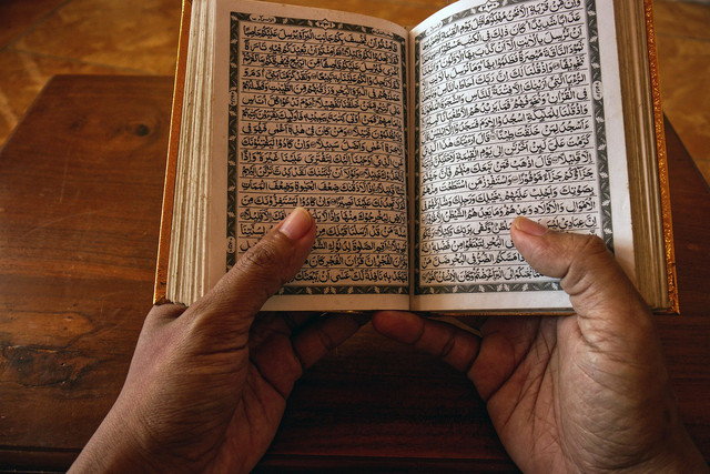 Seseorang sedang membaca Al-Qur'an. Foto: Pixabay