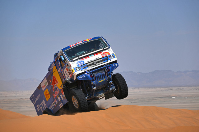 Pembalap Rusia Kamaz, Anton Shibalov, dan navigatornya, Dmitrii Nikitin dan Ivan Tatarinov, berkompetisi selama Etape 8 Reli Dakar 2022 antara al-Dawadimi dan Wadi Ad-Dawasir di Arab Saudi (10/1/2021). Foto: Franck Fife/AFP