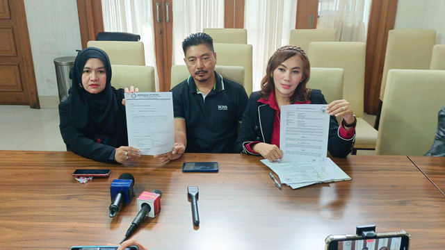 Kuasa Hukum penggugat Adly Fairuz, Farly Lumopa saat menggelar konferensi pers di kawasan Panglima Polim, Jakarta Selatan. Foto: Aprilandika Pratama/kumparan