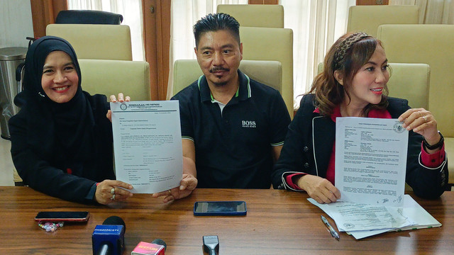 Kuasa Hukum penggugat Adly Fairuz, Farly Lumopa saat menggelar konferensi pers di kawasan Panglima Polim, Jakarta Selatan. Foto: Aprilandika Pratama/kumparan