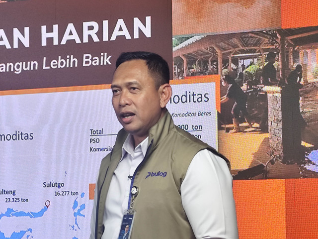 Direktur Utama Perum Bulog, Ahmad Rizal Ramdhani dalam Konferensi Pers Pasca Bencana Sumatera di Kantor Badan Nasional Penanggulangan Bencana (BNPB) di Jakarta, Jumat (9/1/2026). Foto: Widya Islamiati/kumparan