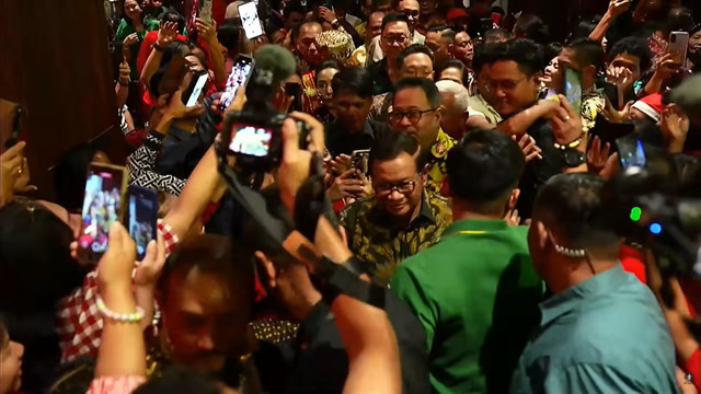 Gubernur DKI Jakarta, Pramono Anung tiba dalam acara Aktualisasi Nilai-Nilai Natal Tahun 2025 Pemerintah Provinsi DKI Jakarta, Jumat (9/1/2026). Foto: YouTube/ Pemprov DKI Jakarta