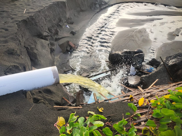 Gambar 1.Limbah tambah yang di buang ke laut di kabupaten jembrana (Dokumentasi Pribadi)