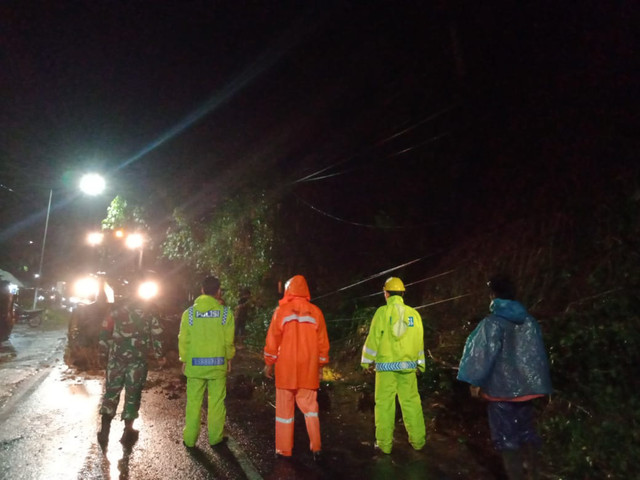 Petugas berjaga di jalur wisata Gunung Bromo melalui Kabupaten Malang yang sempat ditutup akibat longsoran di tiga titik. Foto: BPBD Kabupaten Malang