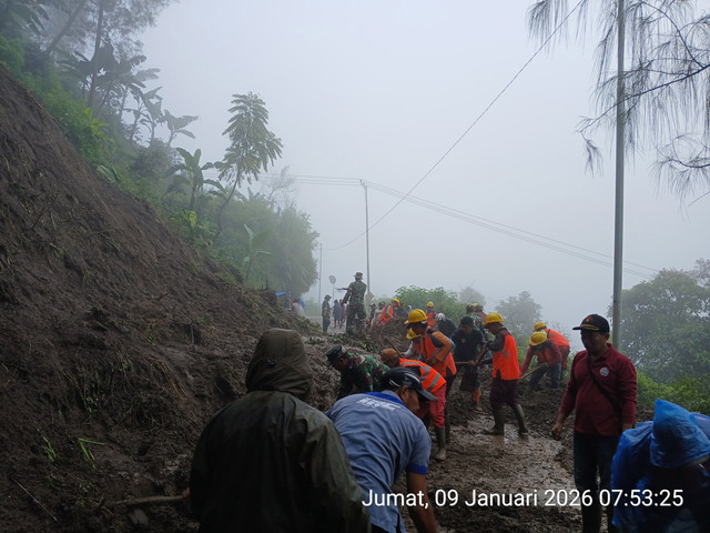 Petugas membersihkan material tanah di jalur wisata Gunung Bromo melalui Kabupaten Malang yang sempat ditutup akibat longsoran di tiga titik. Foto: BPBD Kabupaten Malang