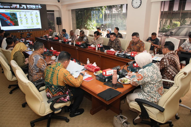 Menteri Dalam Negeri (Mendagri) Muhammad Tito Karnavian gelar rapat verifikasi lanjutan terkait kondisi terkini pascabencana di 52 kabupaten/kota se-wilayah Sumatra, Jumat (9/1/2026). Foto: Kemendag RI