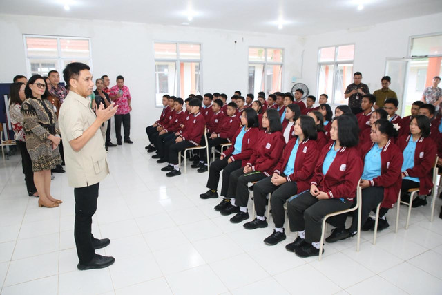 Wamendagri Wiyagus sambangi Sekolah Rakyat Minahasa. Foto: Dok. Puspen Kemendagri