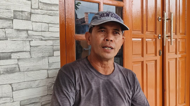 Zaenal Abidin Ketua RT 04/RW 02, Kelurahan Leteh, Rembang, tempat Gus Yaqut tinggal. Foto: kumparan