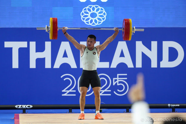 Lifter Indonesia, Rizki Juniansyah, beraksi di kelas 79 kg putra angkat besi SEA Games di Chonburi, Thailand, pada 15 Desember 2025. Foto: NOC Indonesia/Tetuko Mediantoro