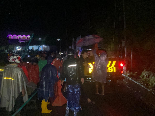 Suasana sebelah barat Portal Wisata Colo, Desa Colo, Kecamatan Dawe, Kudus usai diterjang longsor pada Jumat (9/1/2026) malam. Foto: Dok. Polres Kudus