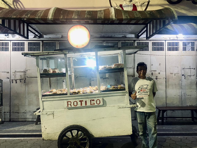 Pak Warsito penjual Roti Gerobak Malam Roti Go Purwokerto ( Sumber Foto: Penulis 2026)
