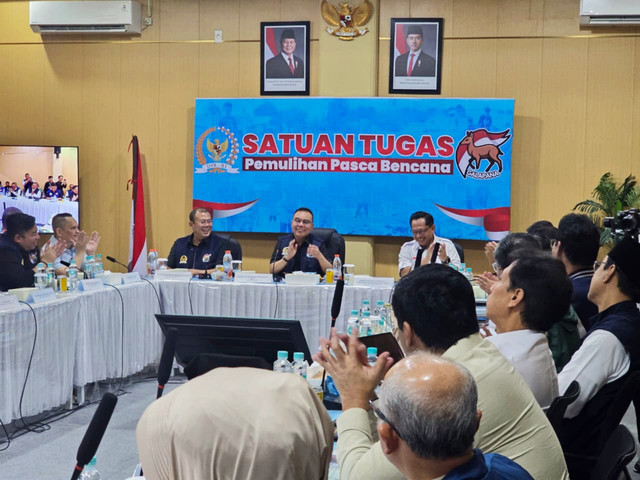 Wakil Ketua DPR RI, Cucun Ahmad Syamsurijal dan Sufmi Dasco Ahmad menggelar rapat bersama pemerintah dan Satgas Pemulihan Bencana di Aceh, Sabtu (10/1/2026). Foto: Dok. DPR RI