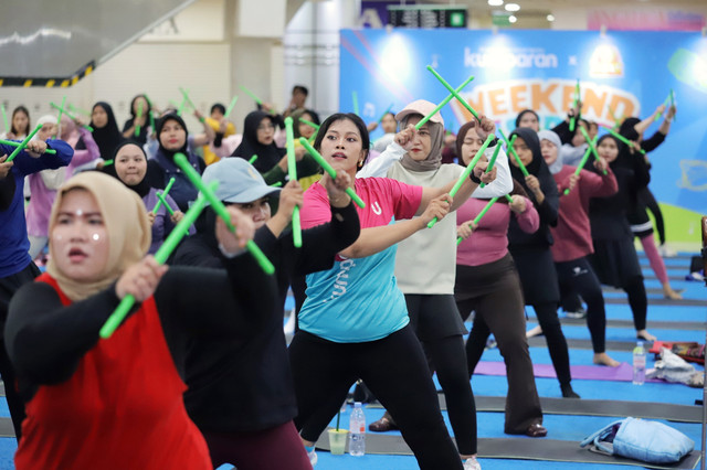 Peserta melakukan gerakan Poundfit di WTC Mangga Dua, Ancol, Jakarta Utara, Sabtu (10/1/2026). Foto: Jamal Ramadhan/kumparan
