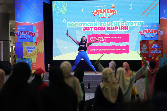 Pound Pro, Riana melakukan gerakan saat memimpin kegiatan Poundfit di WTC Mangga Dua, Ancol, Jakarta Utara, Sabtu (10/1/2026). Foto: Jamal Ramadhan/kumparan