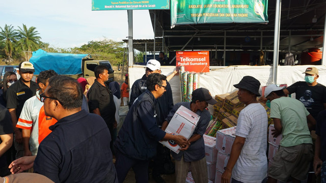 Penyaluran bantuan Telkomsel untuk daerah terdampak bencana di Sumatera. Foto: Telkomsel.