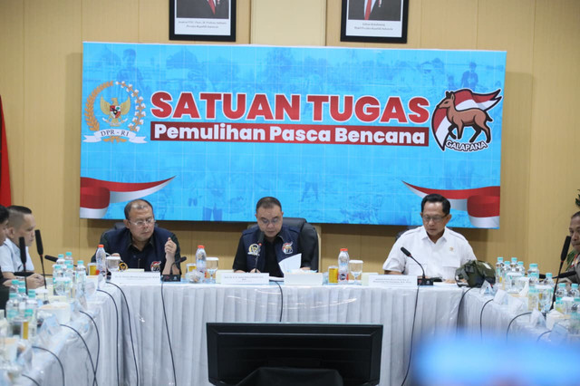 Menteri Dalam Negeri Tito Karnavian saat menghadiri Rapat Koordinasi Satgas Pemulihan Pascabencana bersama DPR dengan Satgas Percepatan Rehabilitasi dan Rekonstruksi Pascabencana Sumatra di Kota Banda Aceh, Sabtu (10/1/2026). Foto: Kemendagri RI