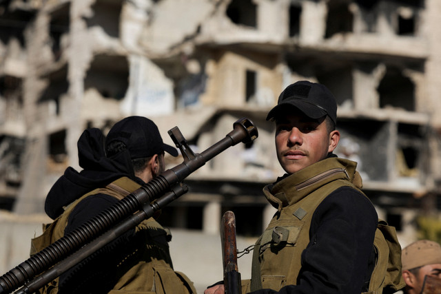 Anggota pasukan keamanan umum mengamati lingkungan Sheikh Maksoud setelah menguasai wilayah tersebut, menyusul runtuhnya kesepakatan antara pemerintah Suriah dan Pasukan Demokratik Suriah (SDF), di Aleppo, Suriah, Sabtu (10/1/2026). Foto: Khalil Ashawi/REUTERS