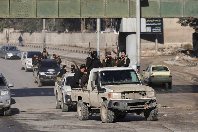 Anggota pasukan keamanan umum melakukan perjalanan di lingkungan Sheikh Maksoud setelah menguasai wilayah tersebut, menyusul runtuhnya kesepakatan antara pemerintah Suriah dan Pasukan Demokratik Suriah (SDF), di Aleppo, Suriah, Sabtu (10/1/2026). Foto: Khalil Ashawi/REUTERS
