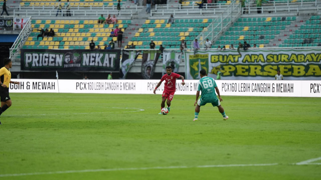 Pemain Malut United Yakob Sayuri beraksi dengan pemain Persebaya Toni Firmansyah dalam pertandingan lanjutan Super League 2025/26 antara Persebaya Surabaya vs Malut United di Stadion Gelora Bung Tomo, Surabaya, Sabtu (10/1/2026). Foto: Dok. Malut United