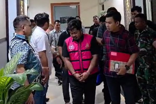 Seorang pria berinisial AM alias Pung di Kota Makassar, Sulsel, ditangkap Kejaksaan Tinggi Sulsel, karena mengaku sebagai Jaksa. Foto: Dok. Istimewa