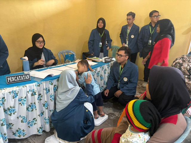 Pemeriksaan Berat Badan (BB) Peserta Balita pada Kegiatan Posyandu di RW 2 Desa Kedungpring, Lamongan (7/1)