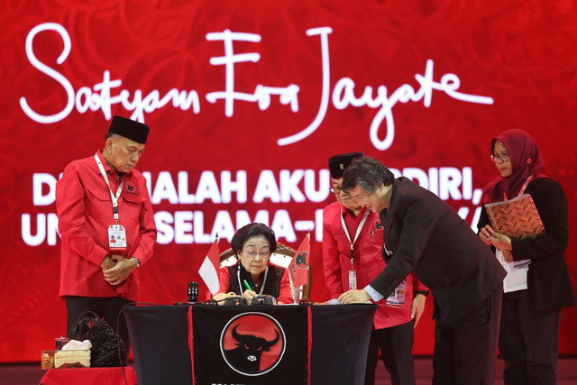 Ketua Umum PDIP, Megawati Soekarnoputri meneken akta notaris Megawati Institute saat menggelar Rakernas I PDIP Tahun 2026 di Beach City International Stadium Ancol, Jakarta Utara pada Sabtu (10/1/2026). Foto: Dok. PDIP