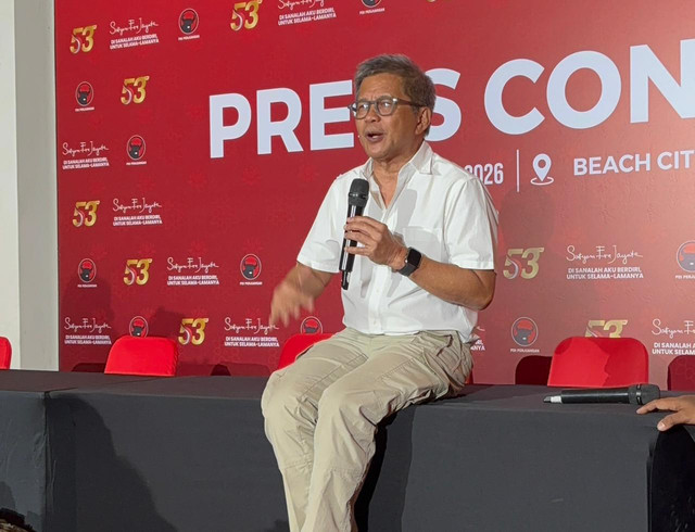 Pengamat politik, Rocky Gerung berbicara di hadapan media usai menghadiri Rakernas I PDIP Tahun 2026 di Beach City International Stadium Ancol, Jakarta Utara pada Sabtu (10/1/2025). Foto: Abid Raihan/kumparan
