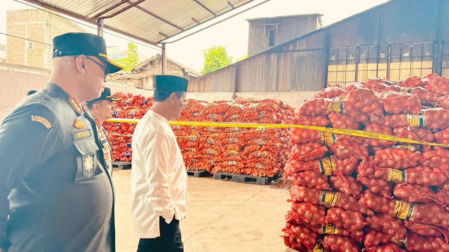 Mentan Amran gagalkan penyelundupan bawang bombay di Semarang.