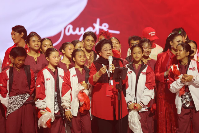 Momen Ketua Umum PDIP, Megawati Soekarnoputri bernyanyi di hadapan ribuan kadernya pada acara Rakernas I PDIP Tahun 2026 di Beach City International Stadium, Jakarta Utara pada Sabtu (10/1/2026). Foto: Dok. PDIP