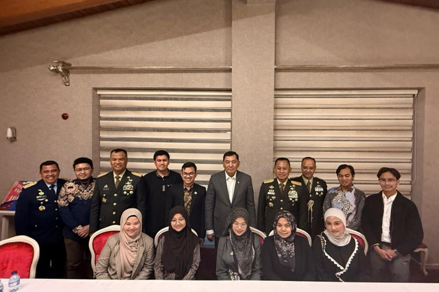 Foto bersama Menteri Pertahanan RI bersama Wakil Panglima TNI, jajaran pejabat terkait, dan perwakilan PPI Turki usai dialog strategis.