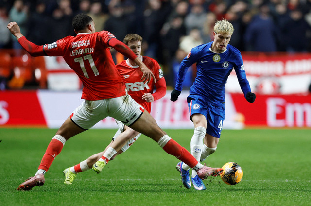 Alejandro Garnacho (kanan) saat laga Charlton Athletic vs Chelsea dalam Ronde 3 Piala FA 2025/26 di Stadion The Valley, Minggu (11/1) dini hari WIB. Foto: Action Images via Reuters/Peter Cziborra