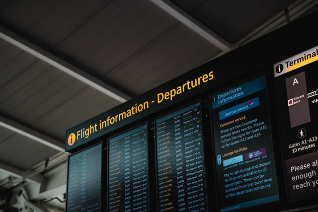 Ilustrasi harga tiket pesawat first class. Foto: Unsplash.com/Winston Tjia