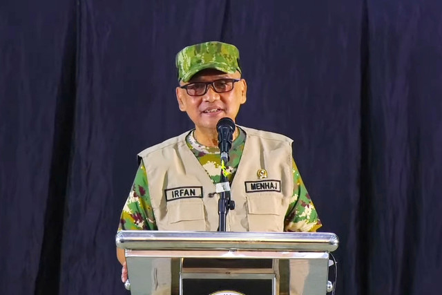 Menteri Haji dan Umrah RI Moch. Irfan Yusuf memberikan paparannya saat pembukaan Pendidikan dan Pelatihan (Diklat) PPIH Arab Saudi Tahun 1447 H/2026 M yang disiarkan langsung dari Asrama Haji Pondok Gede Jakarta, Minggu (11/1/2026). Foto: Dok. Kementerian Haji dan Umrah/YouTube