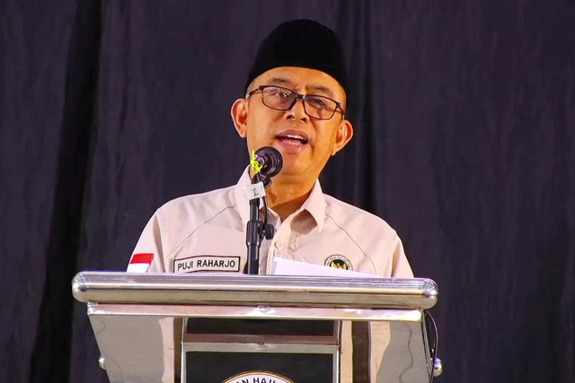 Dirjen Bina Penyelenggaraan Haji dan Umrah, Puji Raharjo memberikan paparannya saat pembukaan Pendidikan dan Pelatihan (Diklat) PPIH Arab Saudi Tahun 1447 H/2026 M yang disiarkan langsung dari Asrama Haji Pondok Gede Jakarta, Minggu (11/1/2026). Foto: Dok. Kementerian Haji dan Umrah/YouTube