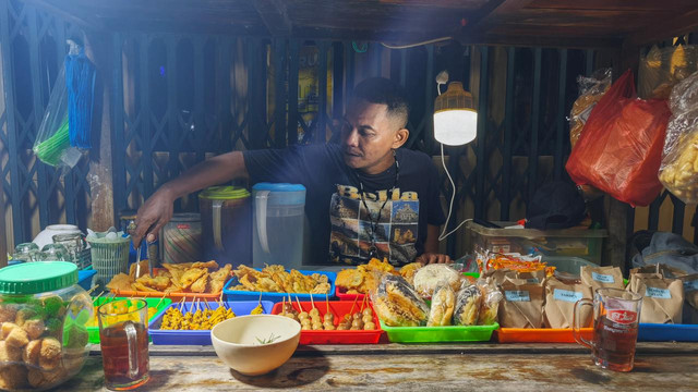 Angkringan Moses adalah salah satu UMKM kecil yang berkembang berkat KUR BRI. Foto: BRI.