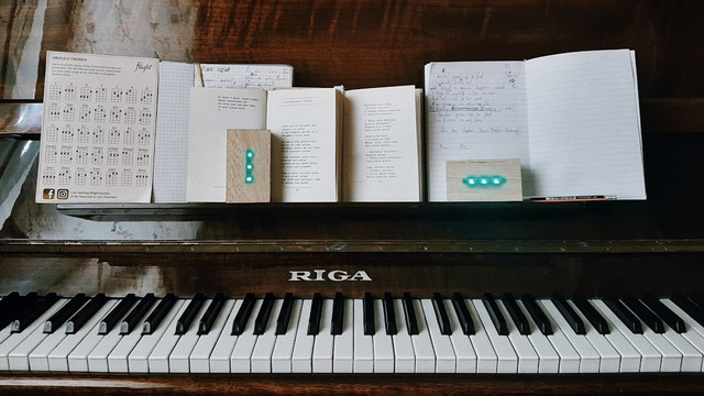 Ilustrasi Lirik Lagu Apink Love Me More. Unsplash.com/Evelina Šiukšterytė