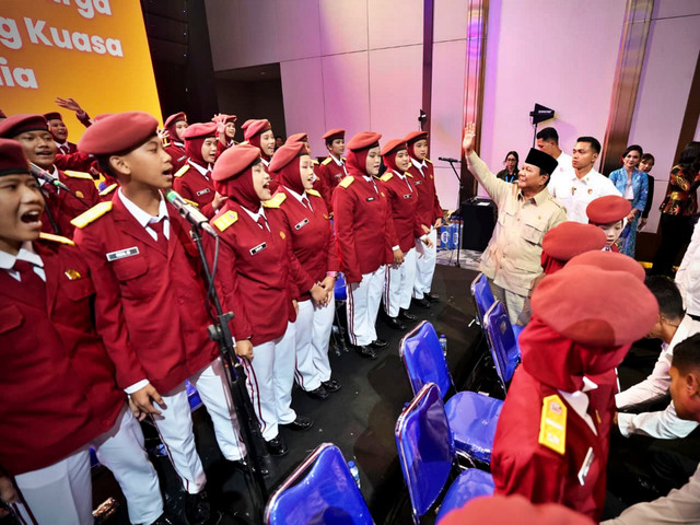 Sejumlah momen kebersamaan Presiden Prabowo bersama para siswa Sekolah Rakyat. Foto: Dok. Kemensos RI