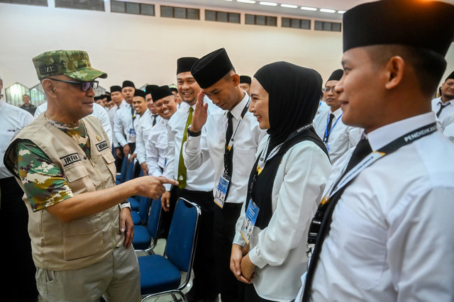 Menteri Haji dan Umrah Mochamad Irfan Yusuf (kiri) berbincang dengan petugas Haji saat pembukaan pendidikan dan latihan Petugas Penyelenggara Ibadah Haji (PPIH) Arab Saudi 2026 di Asrama Haji, Jakarta, Minggu (11/1/2026). Foto: Rivan Awal Lingga/ANTARA FOTO