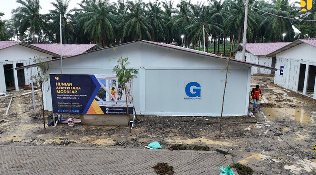 Pembangunan huntara untuk korban bencana di Aceh dan Tapanuli Selatan, Sumatera Utara. Foto: Birkom Kementerian PU