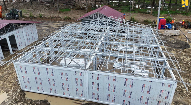 Pembangunan huntara untuk korban bencana di Aceh dan Tapanuli Selatan, Sumatera Utara. Foto: Birkom Kementerian PU
